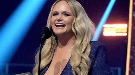 Miranda Lambert risks wardrobe malfunction in daring revealing。